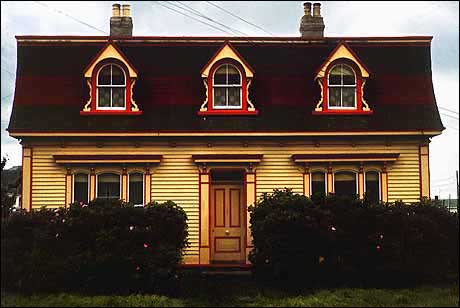 Maison aux ornements de fenêtres, de portes et de coins peints en couleur