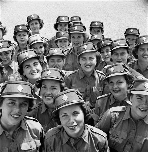 Des soldates du Service féminin de l'Armée canadienne, en avril 1944