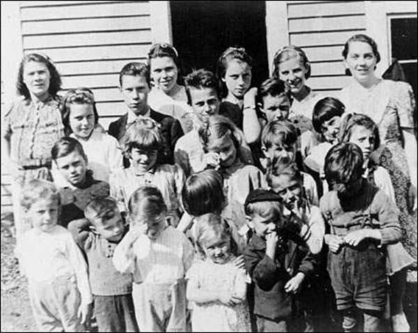 Groupe d'élèves et d'enfants du niveau préscolaire à Haystack, 1942