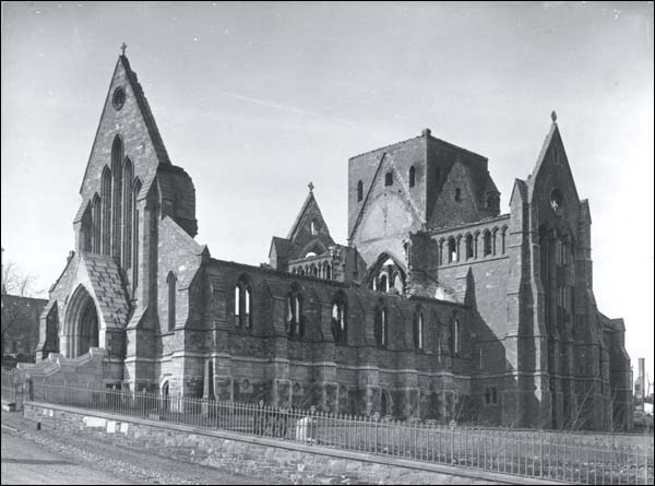 Ce qu'il reste de la cathédrale anglicane en 1892
