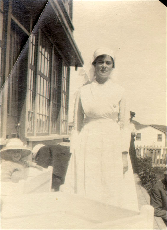 Infirmière et enfant à l'hôpital de St. Anthony, vers 1923