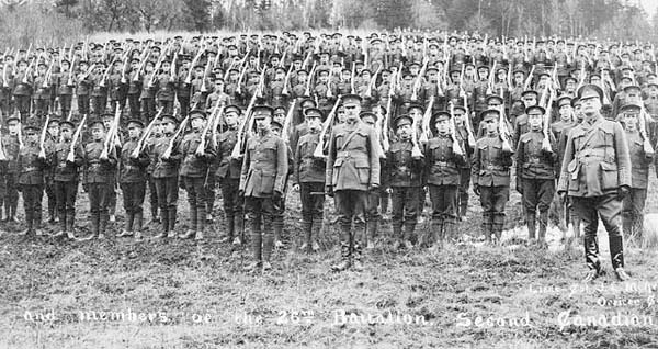 Les officiers et membres du 26e bataillon de la seconde Force expéditionnaire du Canada, en 1915