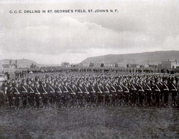 Exercice d'entraînement du corps de cadets catholique sur le terrain St. George's Field, à  St. John's, v. 1910