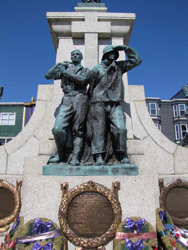 Statue d'un bûcheron de Terre Neuve (à la gauche) et d'un marin marchant au monument commémoratif national de guerre, au centre ville de St. John's, le 27 août 2014
