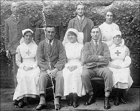 Des hommes du Newfoundland Forestry Corps en compagnie d'infirmières de l'hôpital Wandsworth de Londres, en Angleterre, 1917