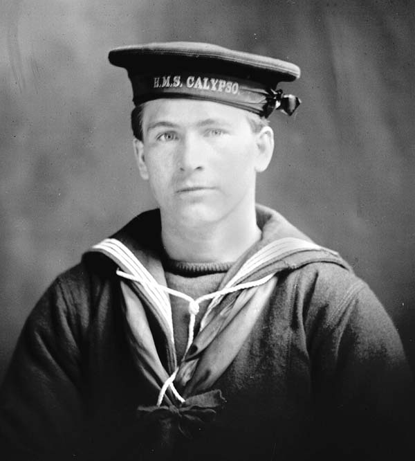 George Miller dans son uniforme de la marine, HMS <em>Calypso</em>, s.d.
