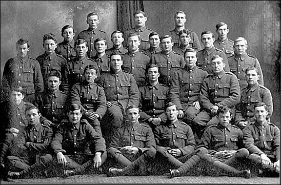 Photo de groupe du Newfoundland Forestry Corps, v. 1917