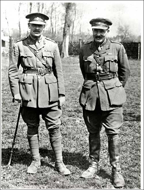 Les Lieutenants-colonels  James Forbes Robertson (droite) et A. L. Hadow. s.d.