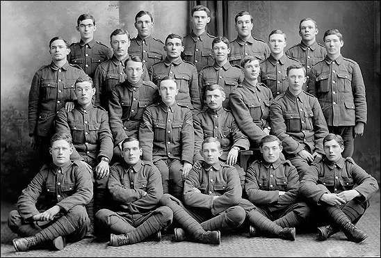 Des soldats du First Newfoundland Regiment sous le commandement du Capt Eric Ellis (assis au milieu et portant des galons), s.d.