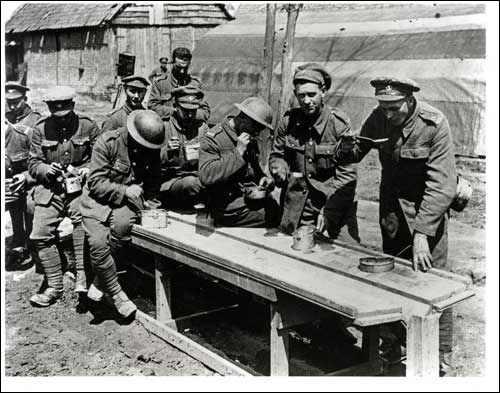 Des hommes du Newfoundland Regiment prennent leur dîner à Berneville, le 9 mai 1917