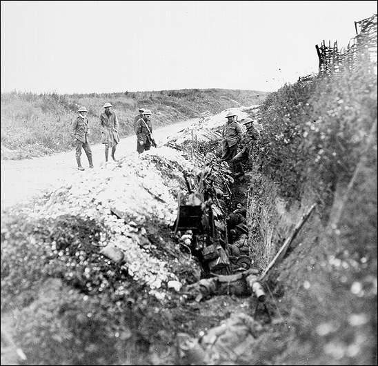 Soldats terre neuviens dans la tranchée d'appui St. John's Road, le 1er juillet 1916