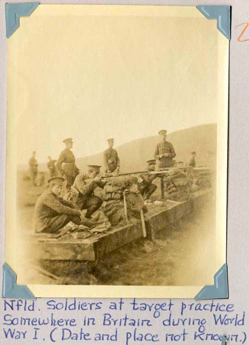 'Soldats terre neuviens lors d'une pratique de tir en Grande Bretagne durant la Première Guerre mondiale (date et lieu inconnus)'