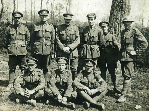 Les neuf membres du Newfoundland Regiment qui ont participé à la défense de Monchy-le-Preux, 1917