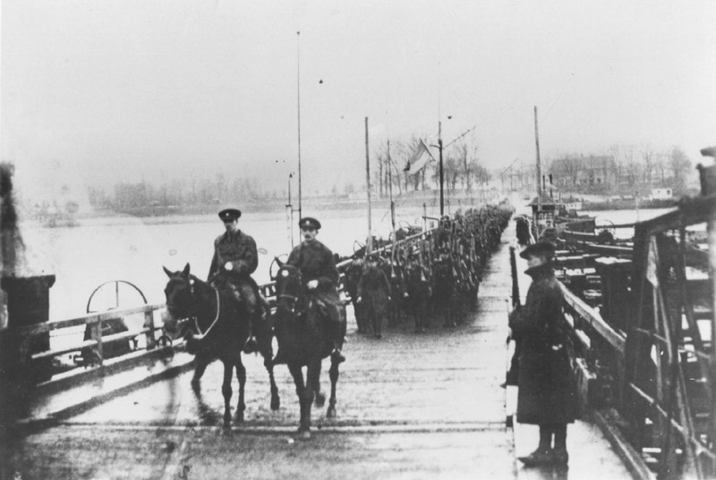 Le Royal Newfoundland Regiment traverse le Rhin et pénètre en Allemagne, le 13 décembre 1918