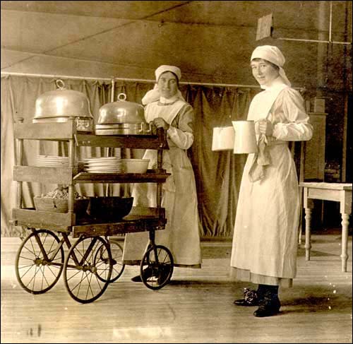 Ruby Ayre (à  gauche) et une autre D.A.V. des services auxiliaires de l'hôpital militaire d'Ascot, 1916