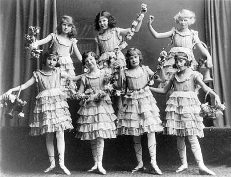 Jeunes danseuses d'une compagnie théâtrale, vers 1900