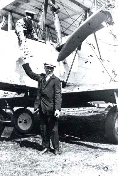 Alcock et Brown, et leur appareil biplan Vickers Vimy, 13 juin 1919