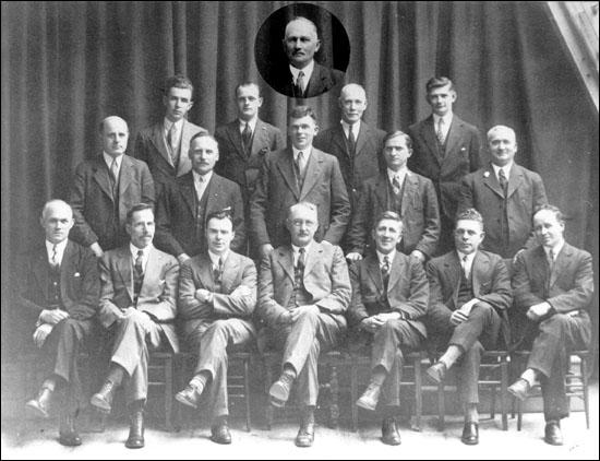 Les membres du conseil d'administration, Caisse de prestations de maladie, de la Railway Employee's Welfare Association (R.E.W.A.), vers 1931 Les membres du conseil d'administration, Caisse de prestations de maladie, de la Railway Employee's Welfare Association (R.E.W.A.), vers 1931