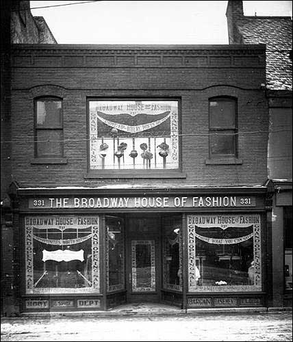 Le magasin The Broadway House of Fashion, 331-333 Water Street, St. John's, s.d. Le magasin The Broadway House of Fashion, 331-333 Water Street, St. John's, s.d.