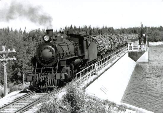 Cargaison de bois de pulpe, barrage principal (lac Grand), vers 1940