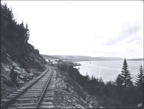 Ligne de chemin de fer le long de la rivière Humber, vers 1896