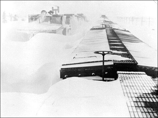 Convoi enseveli sous la neige, plateau Gaff Topsail, vers 1970