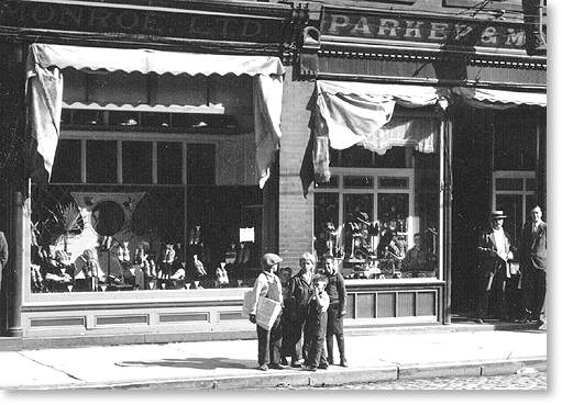 Devanture de magasin, vers 1920 Devanture de magasin, vers 1920