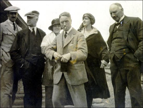 Harry Reid (deuxième à partir de la gauche) et sa femme, vers 1924
