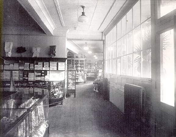 L'intérieur du magasin Bowring, Water Street, St. John's, s.d. L'intérieur du magasin Bowring, Water Street, St. John's, s.d.