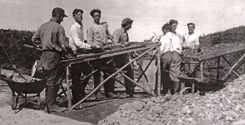 Jeunes garçons en train de trier le minerai, vers 1960