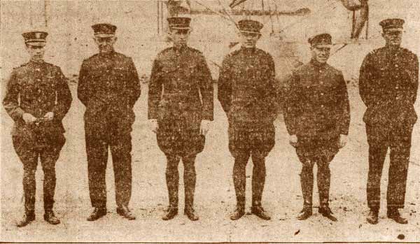 Le lieutenant-commandant Albert C. Read (à l'extrême-gauche) et son équipage, s.d.