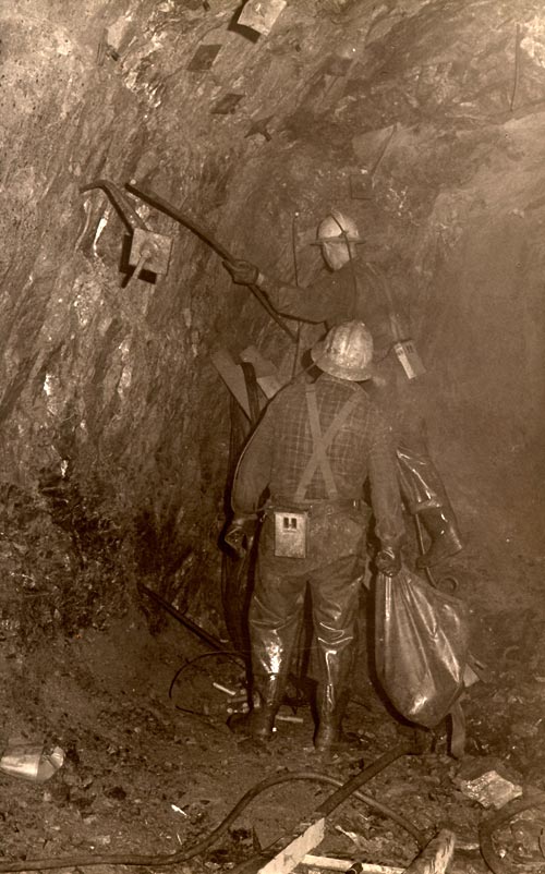 Mineurs au travail dans une galerie, Buchans, vers 1928