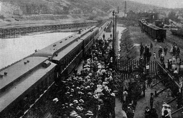 Le premier train transportant des visiteurs de la 'Old Home Week', [Semaine de l'ancienne patrie], 1904