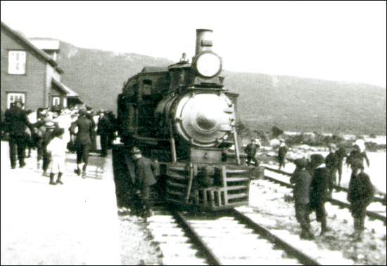 Arrivée du premier train sur la ligne secondaire de Heart's Content, le 26 juillet 1915.