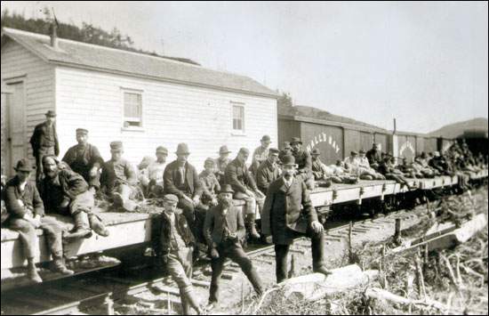 Robert Reid et des travailleurs de la construction, vers 1892