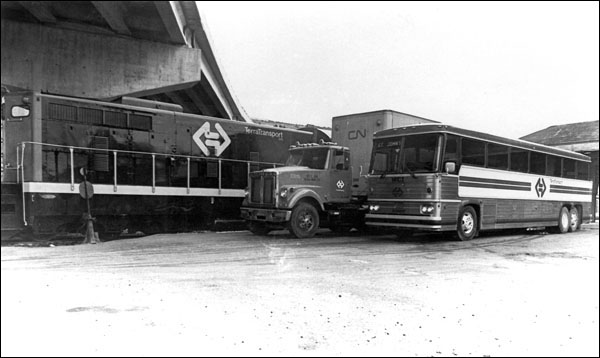 Train, autocar et camion du Canadien National à la gare de St. John's, 1979