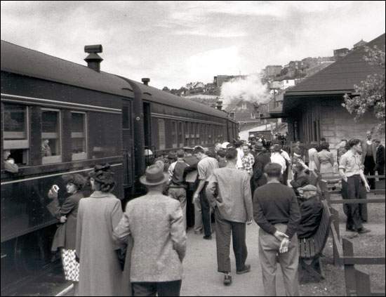 Arrivée d'un train de voyageurs à la gare de Corner Brook, s.d.