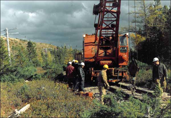 Des travailleurs enlevant les rails de la voie ferrée, 1988