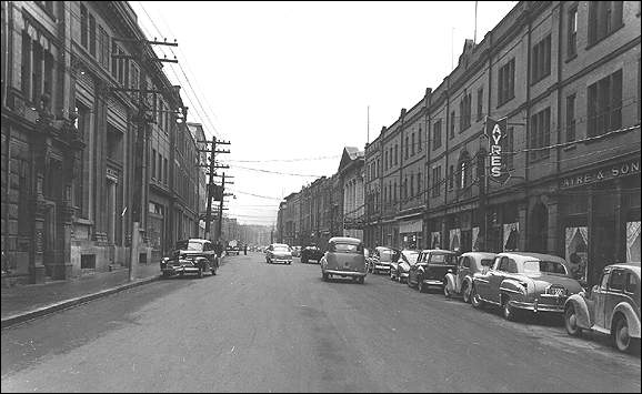 Water Street en direction est, Ayre & Sons, St. John's, vers 1948
