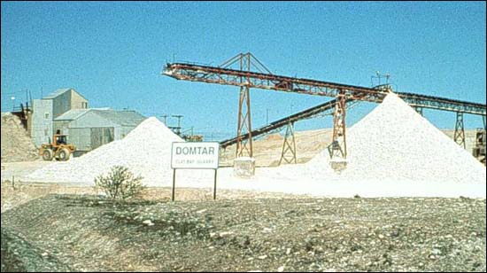 Concassage du gypse, près de Flat Bay, ouest de l'île de Terre-Neuve, avant 1990 Concassage du gypse, près de Flat Bay, ouest de l'île de Terre-Neuve, avant 1990