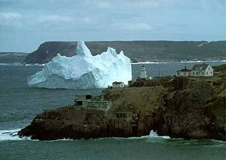 Iceberg dans le goulet qui mène au port de St. John's