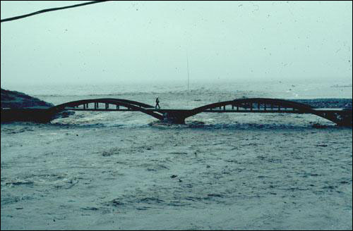 Pont sur la rivière Romaine, après une forte averse