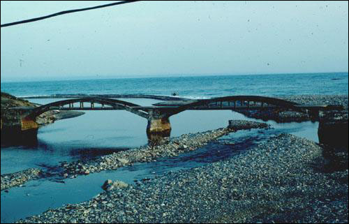 Pont sur la rivière Romaine, à son niveau normal