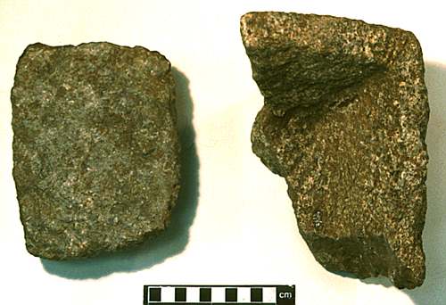 Préforme et fragment de récipient en stéatite Préforme et fragment de récipient en stéatite