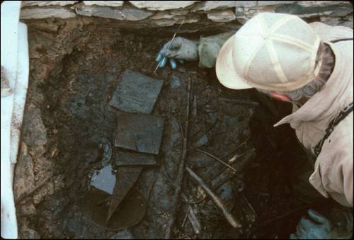 Archéologue faisant des fouilles dans les latrines mises au jour sur le front de mer