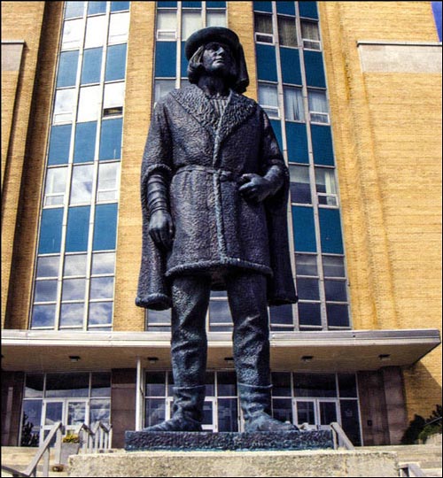 La statue de Jean Cabot à l'extérieur de l'édifice de la Confédération à St. John's,
T.-N.-L.
La statue de Jean Cabot à l'extérieur de l'édifice de la Confédération à St. John's,
T.-N.-L.