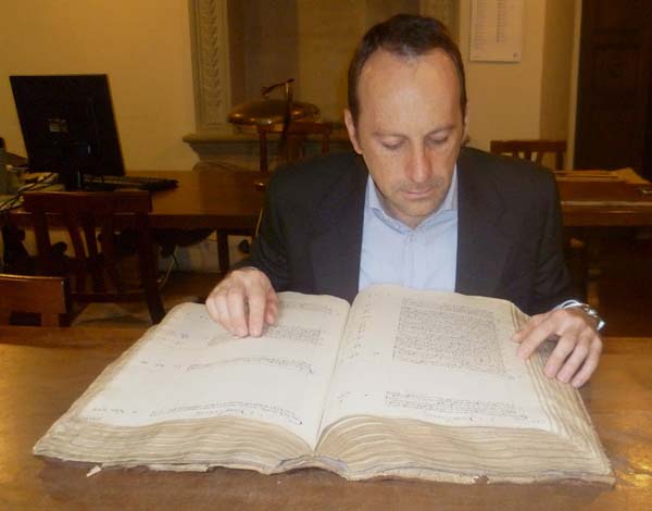Francesco Guidi-Bruscoli, historien de l'économie, avec le grand livre Francesco Guidi-Bruscoli, historien de l'économie, avec le grand livre