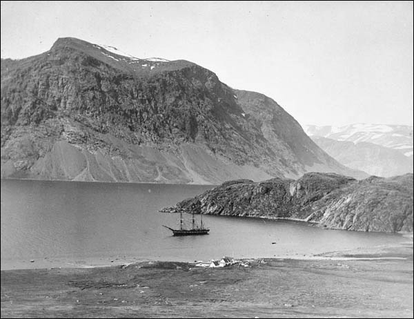 Une photographie d'Albert Peter Low de l'inlet Hamilton dans les années 1890.