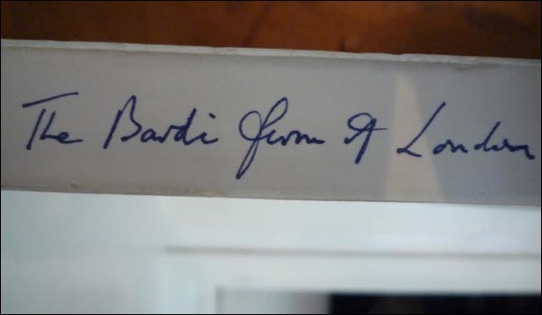 L'étiquette autocollante trouvée dans le bureau d'Alwyn Ruddock par Evan Jones et Margaret Condon