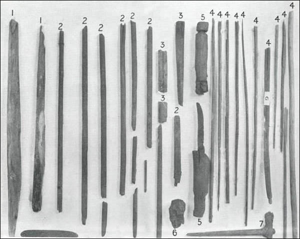 Fragments d'arcs, broches de cuisson et autres artefacts béothuks